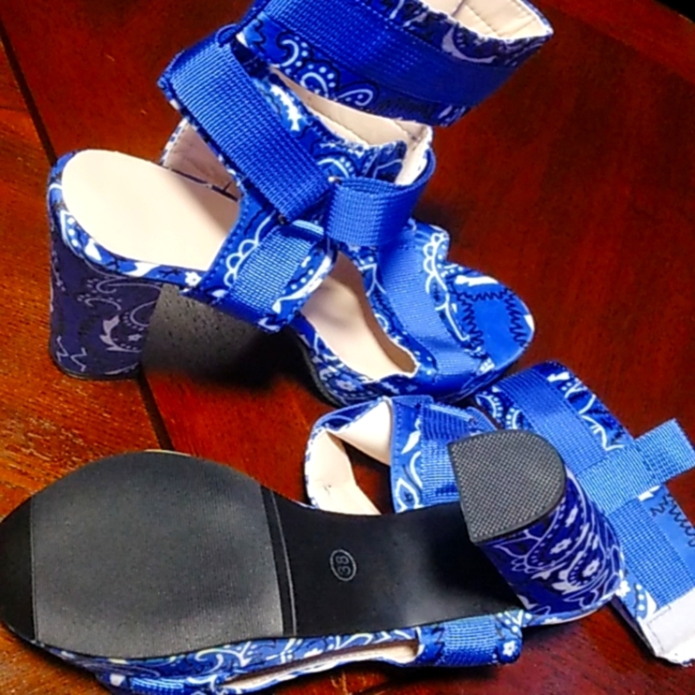 Blue bandana print block heels brand size 7